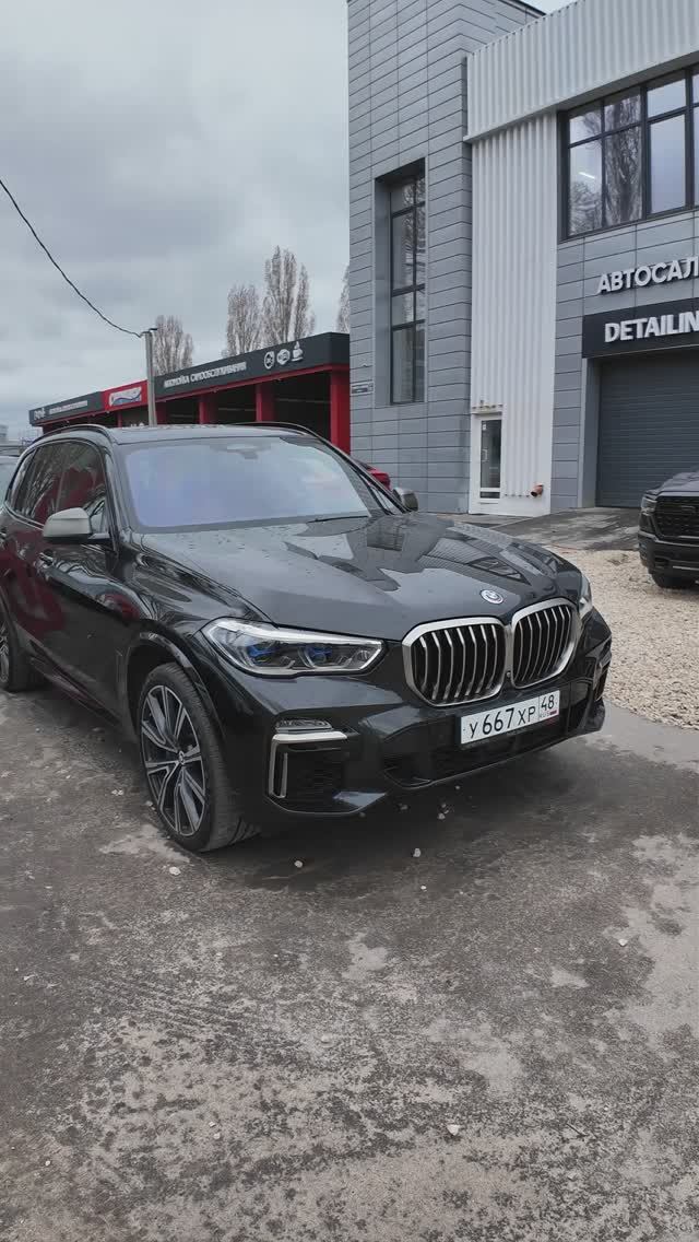 BMW X5 M50d черный на коричневом салон алькантара