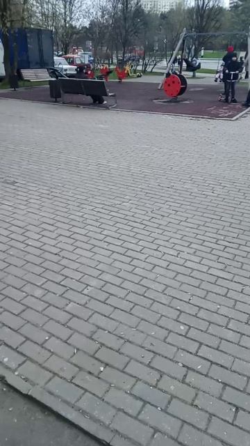 4 пацана потом мы поговорили и они у меня отнели 100 руб