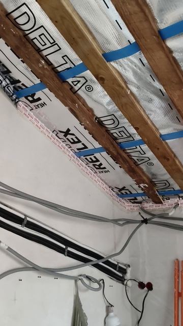 Утеплили, монтируем новую пароизоляцию