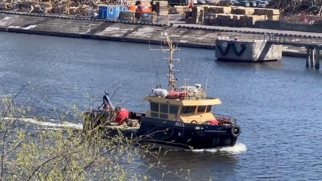 Вот такое аккуратное судно работает на Балтике. С виду не сразу разберешь, что это именно такое.