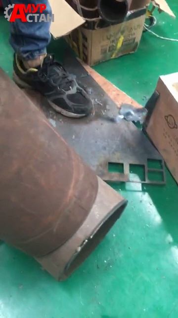 Плазменный станок режет трубы с большим диаметром