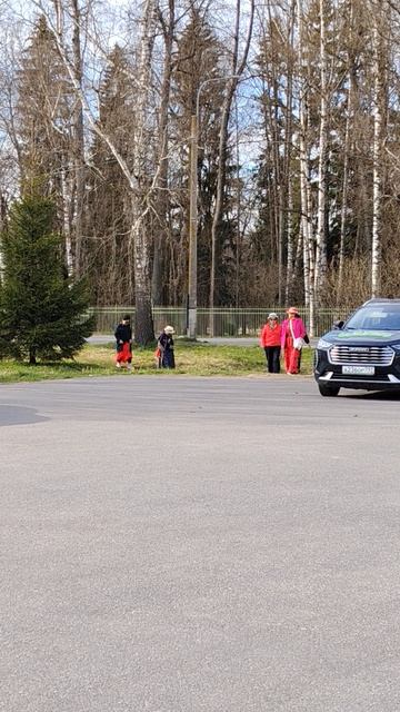 китайские туристы пробираются через овраги, парк.mp4