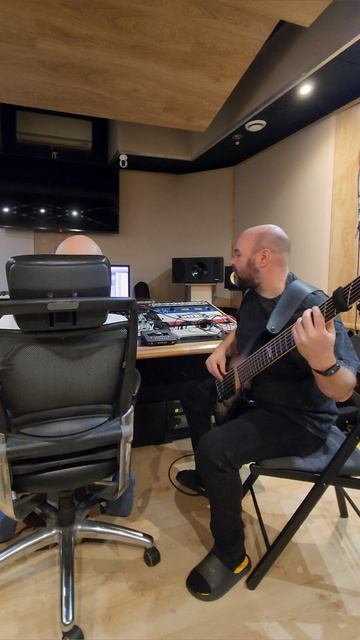 Обожаю студийный процесс, на студии @diomick записываю бас для проекта @champansky_official 
.