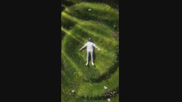 Фоновая расслабляющая музыка.