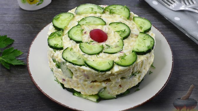 СЛОЁНЫЙ САЛАТ С ОГУРЦАМИ, РЕДИСКОЙ И ПЛАВЛЕНЫМ СЫРОМ