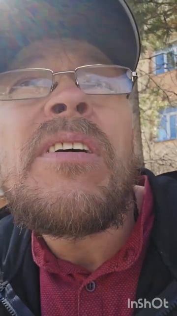 Взял билет Караганда-Балхаш на 2 часа дня. Ёлочки разглядывает. 👋😁👍