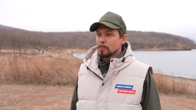 Акция «Вода России» объединила приморцев на уборке побережья бухты Аякс.