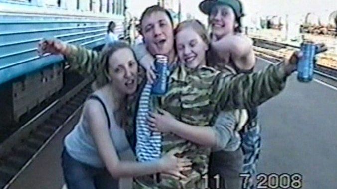 танцы на столе