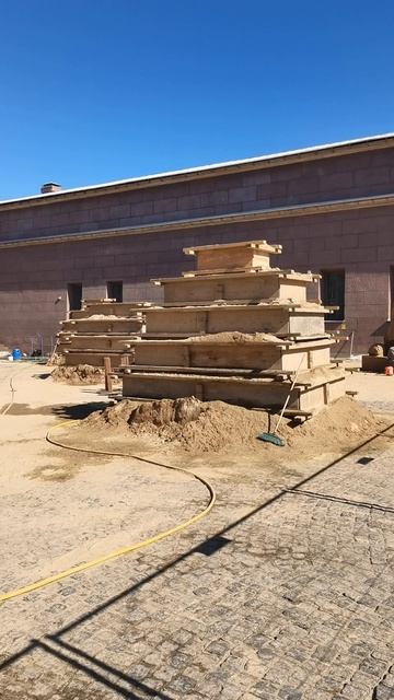 В Павловской крепости идёт подготовка к выставке песочных фигур.