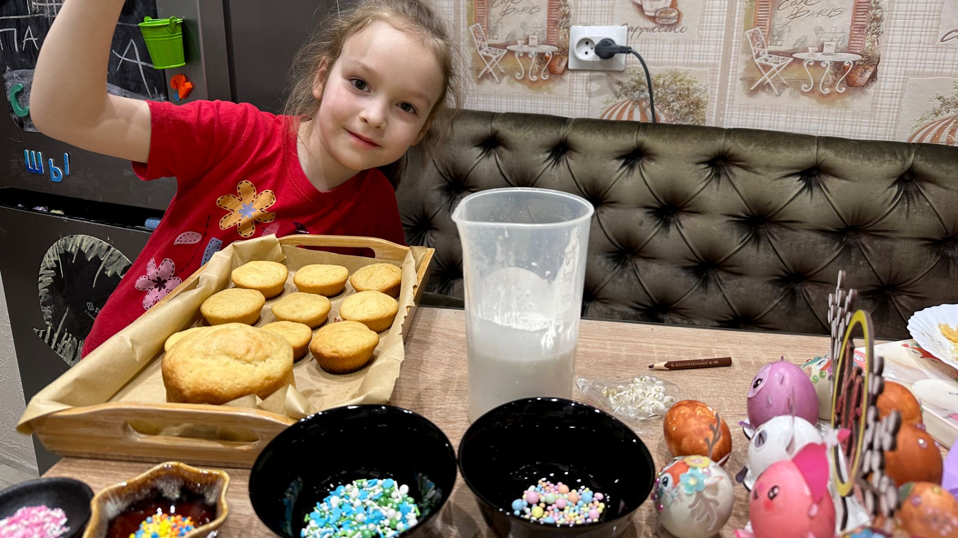 Арина готовится к празднику Пасха - украшает куличи. 11.04.2026.