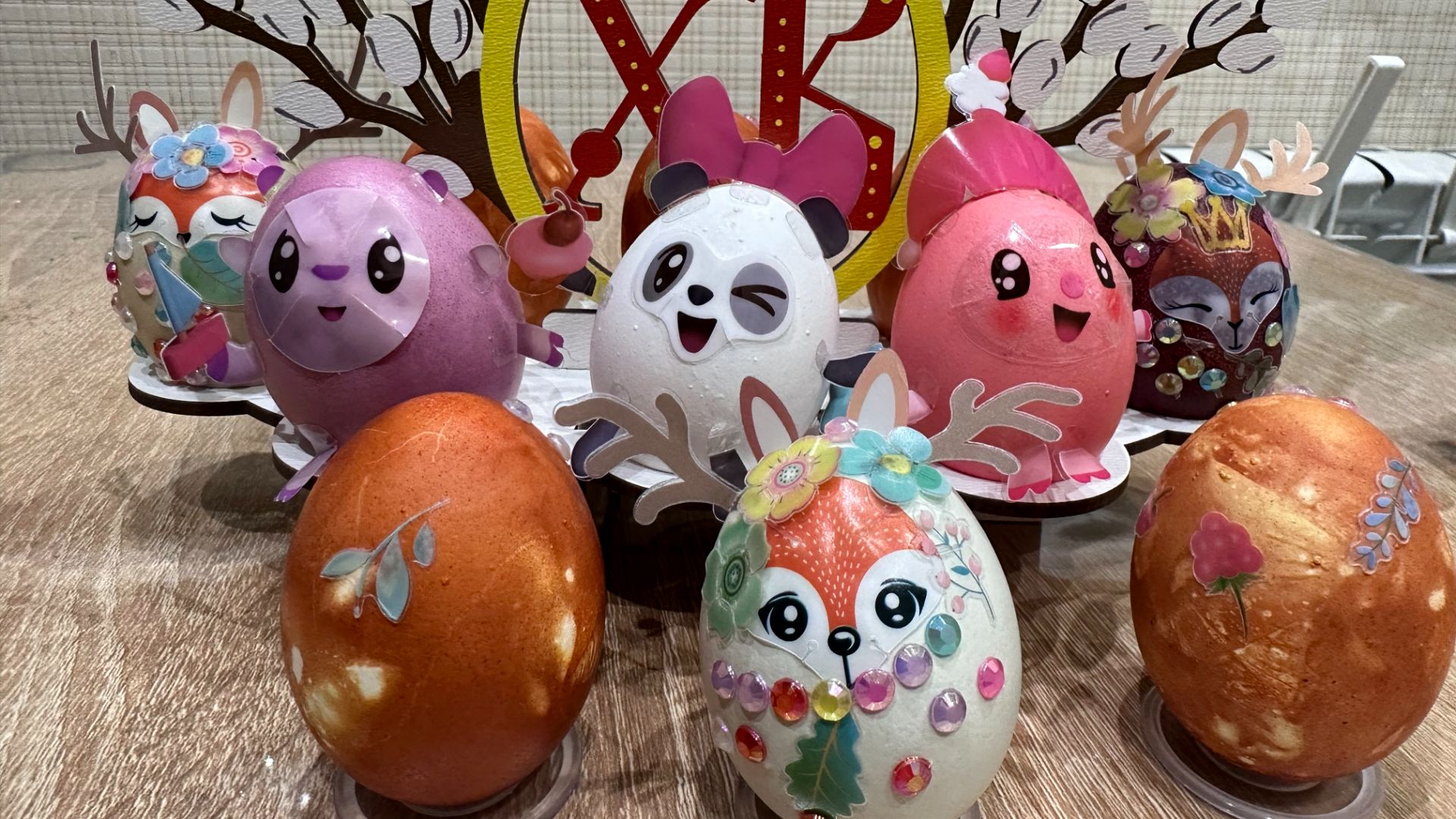 Арина готовится к празднику Пасха - украшает яйца. 11.04.2026.