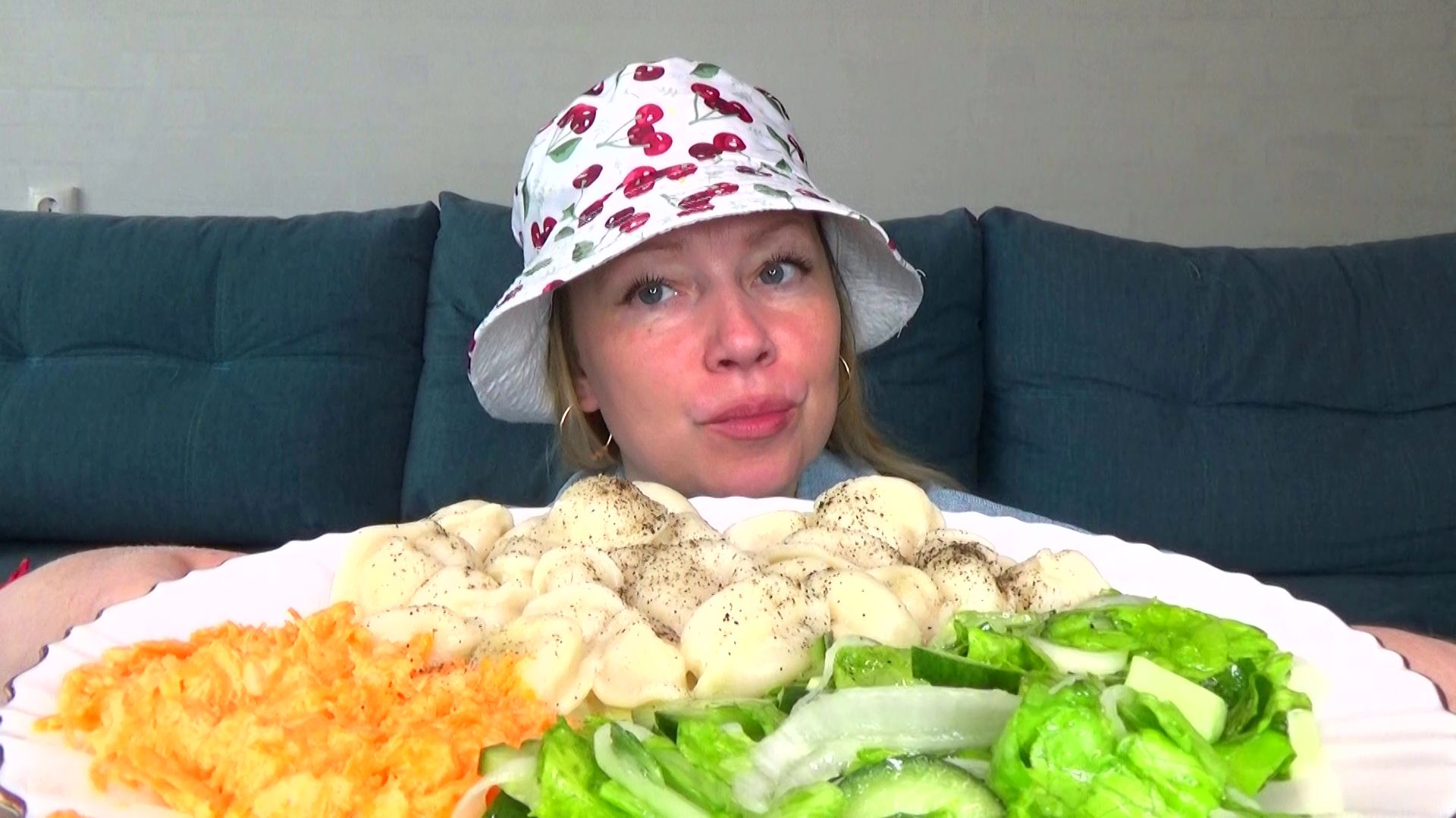 Мукбанг от Яновны в панаме! Опять пельмени бульмени с сыром, морковь с чесноком, салат.