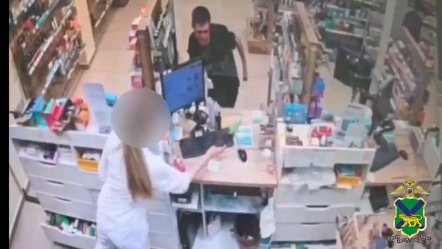 Молодой человек с игрушечным пистолетом ограбил аптеку ради бинтов во Владивостоке.

Полицейские быс
