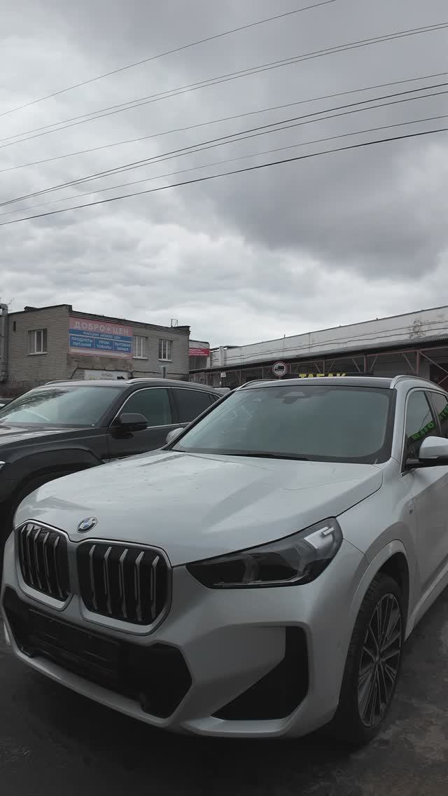 BMW X1 2024 белый на красном 20к пробег