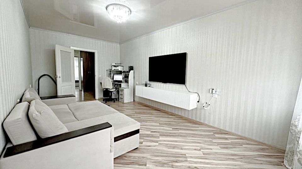 Отличная трех комнатная квартира 80кв.м. комнаты лоджии евроремонт кухня. Краснодарский край Армавир