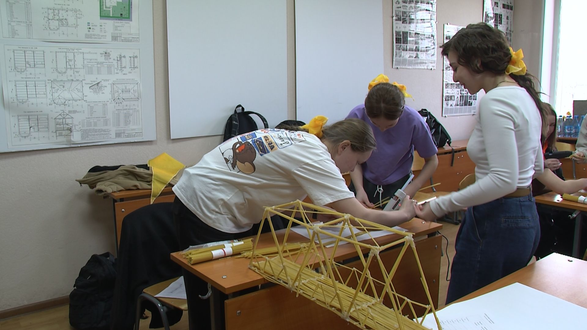 Хрупкая прочность: в Хакасии построили спагетти-мосты