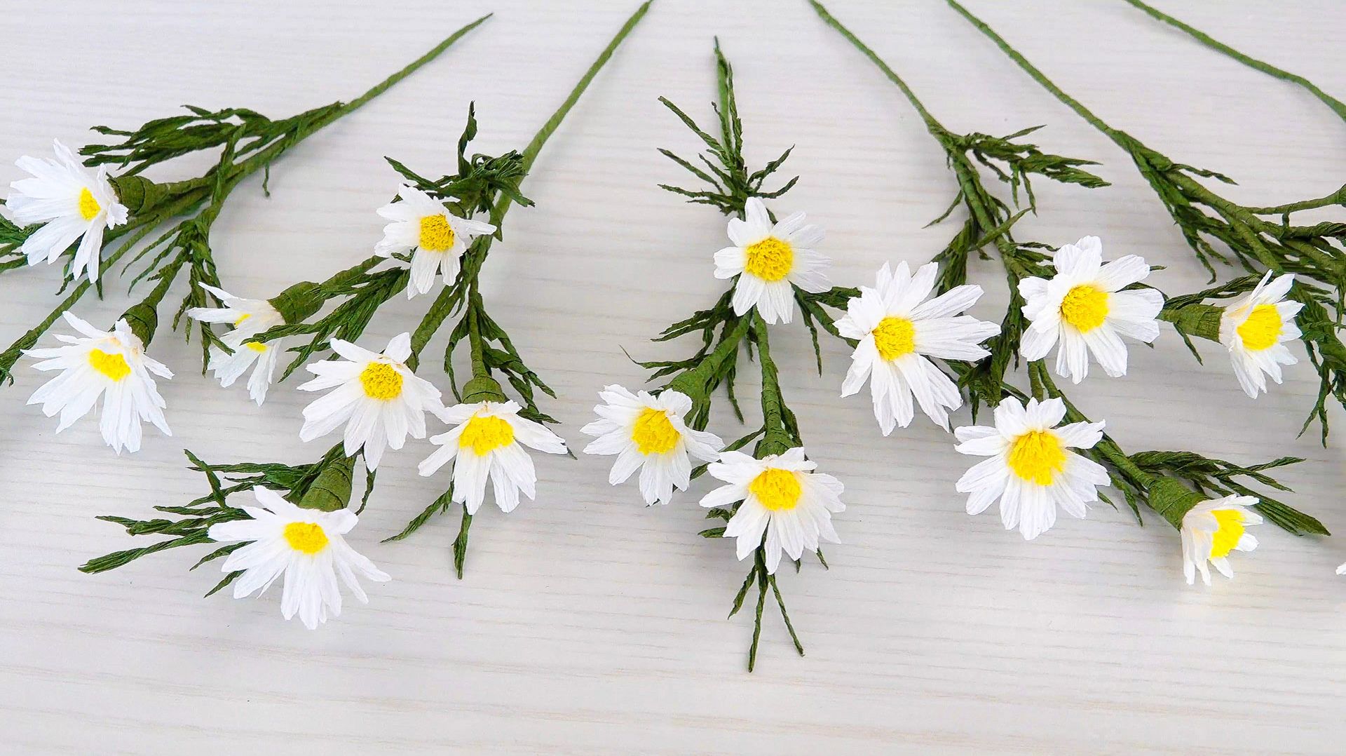 Ромашки из гофрированной бумаги / Бумажные цветы / Поделки своими руками