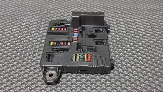 Блок предохранителей Renault Megane 2 Scenic 2 8200306032 / 8200306033