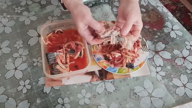 Малосольная скумбрия в томатном маринаде с луком-невероятно вкусная закуска!