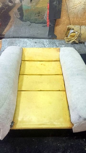 На фото показан этап работы по перетяжке автомобильного сиденья — подготовка основы с пеной и подкла