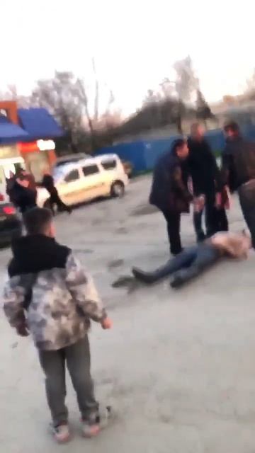 В Ставропольском крае молодые люди избили мужчину при его маленьком ребёнке из-за замечания.

Мужчин