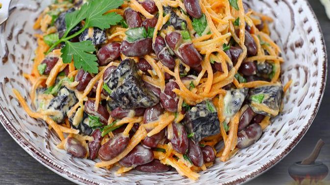 МОРКОВНЫЙ САЛАТ С ФАСОЛЬЮ И ЧЕРНОСЛИВОМ