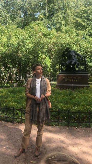 Иннокентий Анненский- Л.И. Микулич, стихотворение «Иам на портретах строги лица»