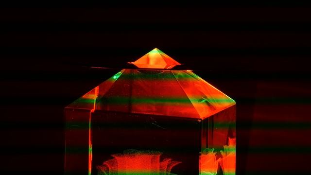 Стеклянный элемент и зеркальный диск в КЗС свете при недоэкспозиции