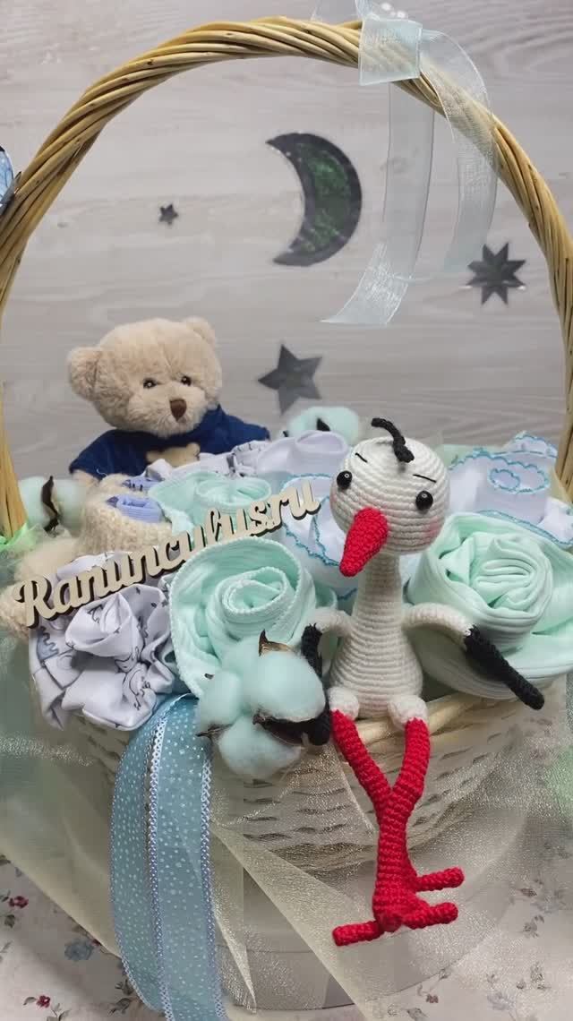 Подарочный букет из одежды для новорождённого с игрушкой