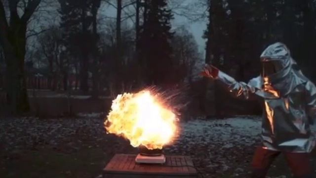 Взаимодействие воды с горячим маслом в замедленной съемке