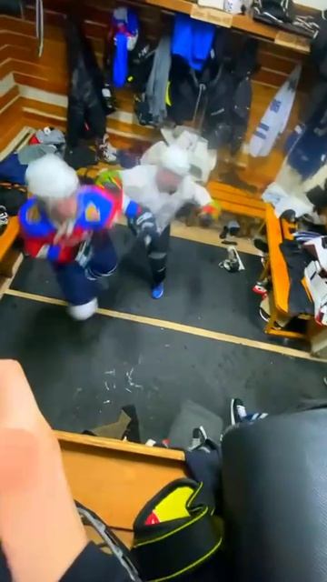 Взрослые разборки хоккеистов