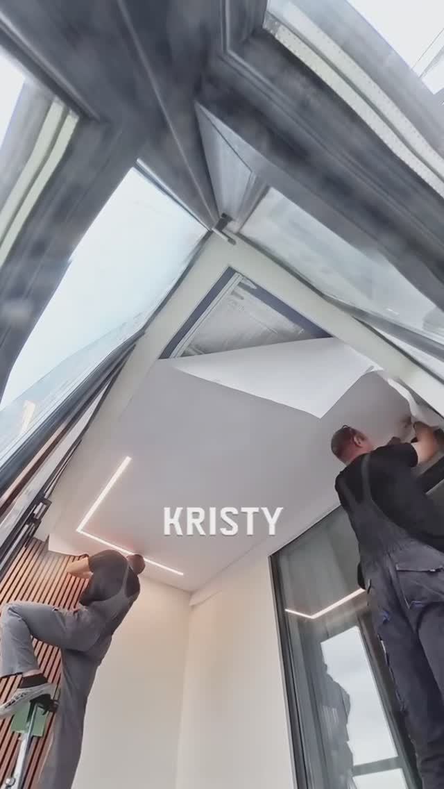 Натяжное потолок на балконе