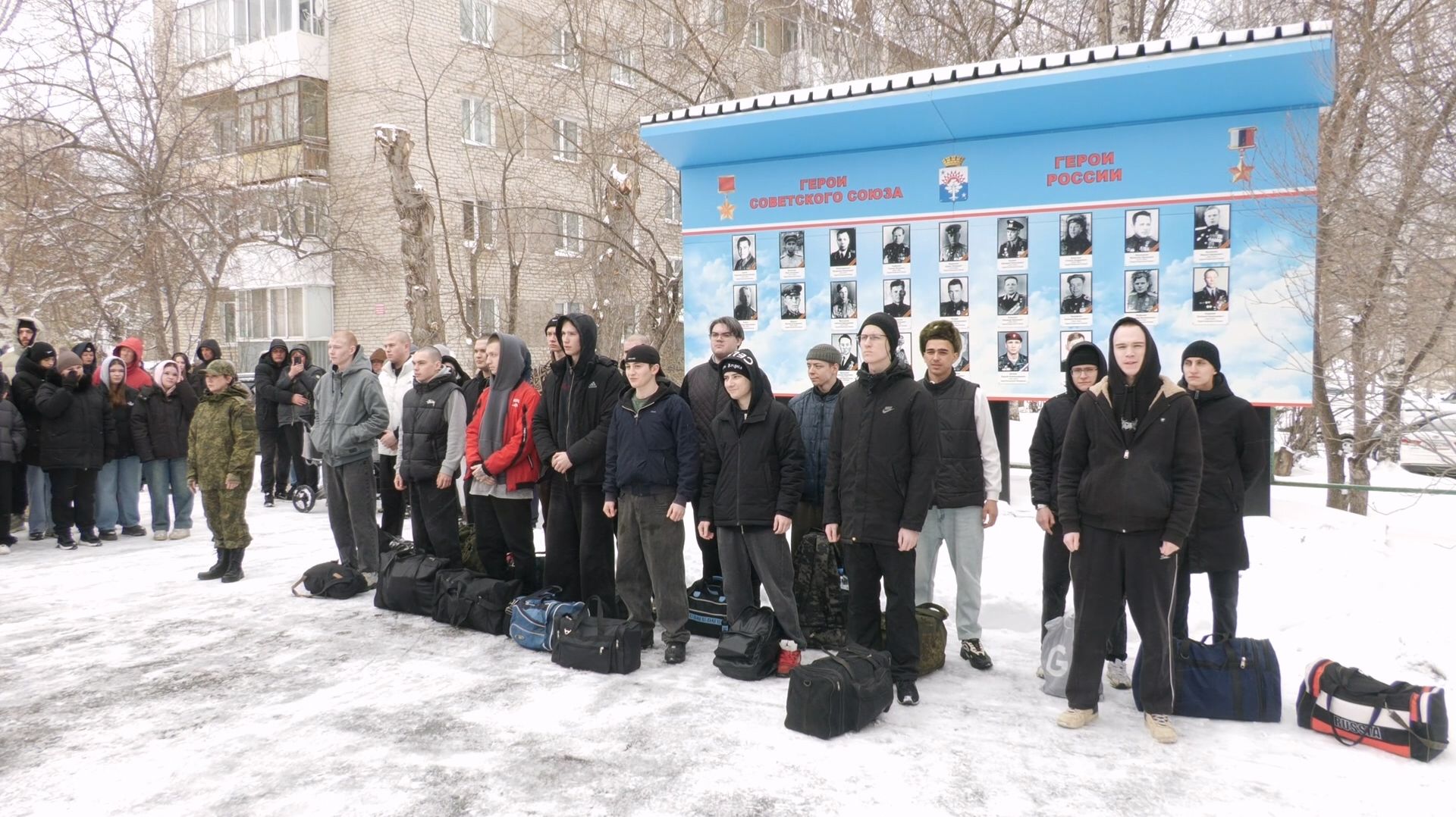 «Родине служить готовы!»: 17 новобранцев отправились на службу в Вооруженные силы РФ