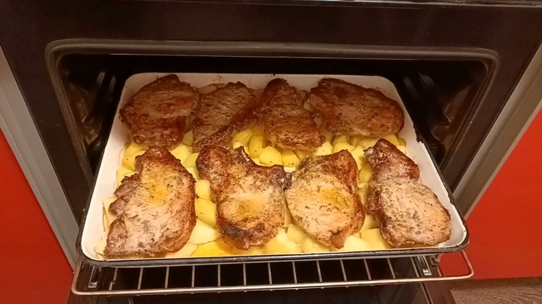 Стейк с картошкой в духовке.