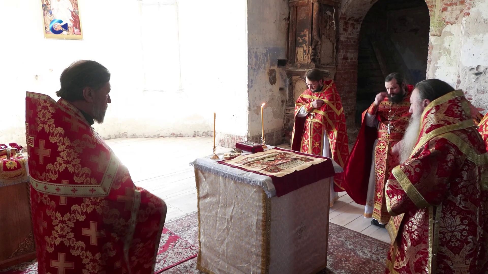 Воскресная Божественная литургия прошла в возрожденном храме Рождества Христова в деревне Вехручей