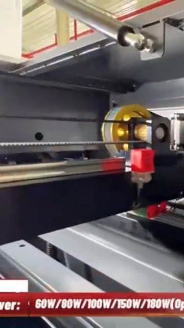 Лазерный станок в работе