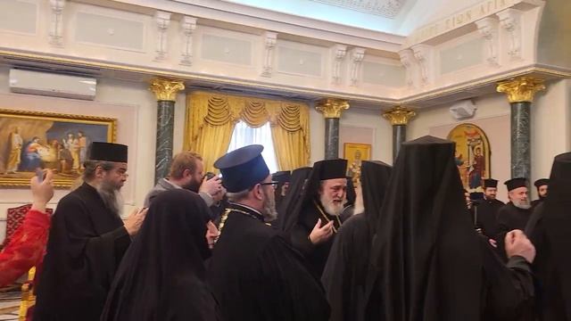 Патриарх раздает пасхальные яйца в Тронном зале Патриархии в Светлую седмицу