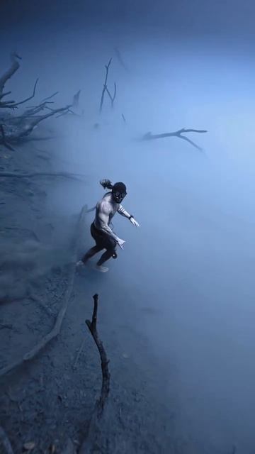 Потерянный фридайвер в туманных водах