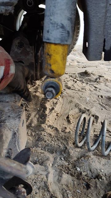 как правильно снимать пружины на машине, чтобы не стрельнуло?