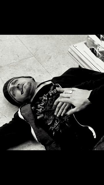 Ему же сейчас адски больно, да?