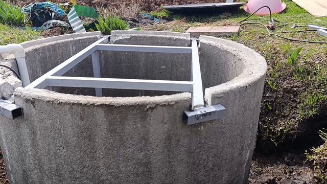 Процесс установки лестницы в колодец , для дальнейшего обслуживания насоса