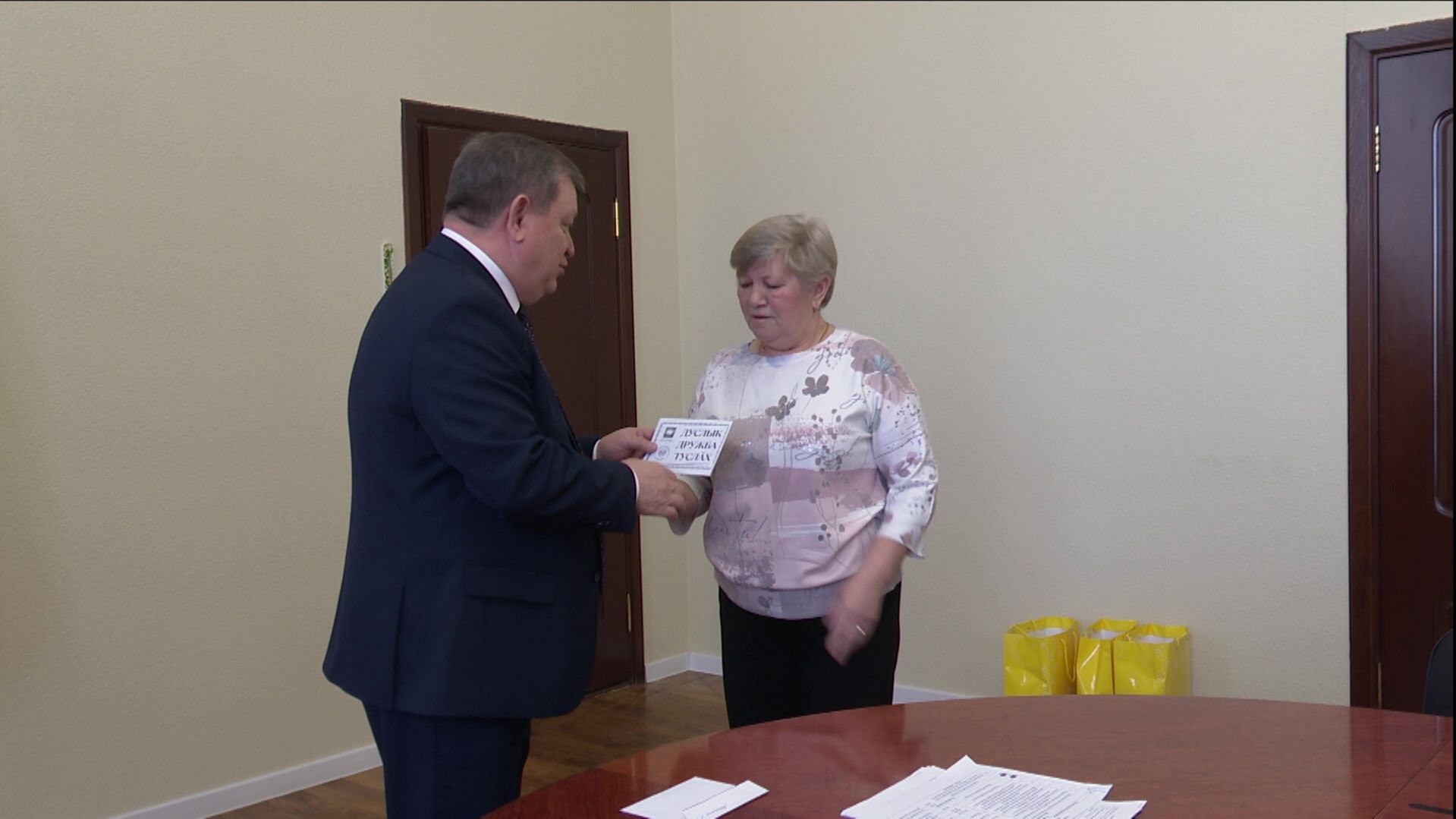 Дамир Ишкинеев подарил мамам участников СВО подписку на газету «Дуслык» («Дружба», «Туслах»)