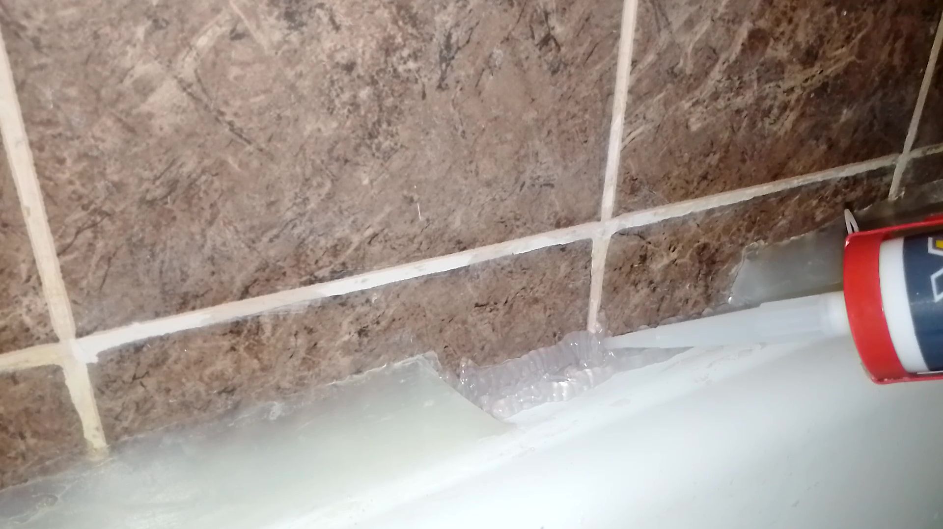 Ремонт силиконового шва в ванной