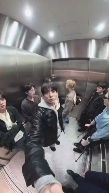 Бантаны дурачатся в лифте