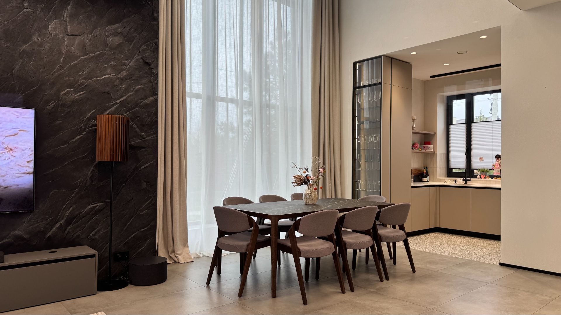 Кухня с характером: эстетика стекла и тёплого дерева