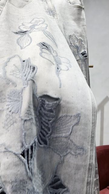 Джинсы со стразами и вышивкой