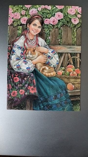 Улыбающаяся голубоглазая девушка— слявянка и кот—рыжик.