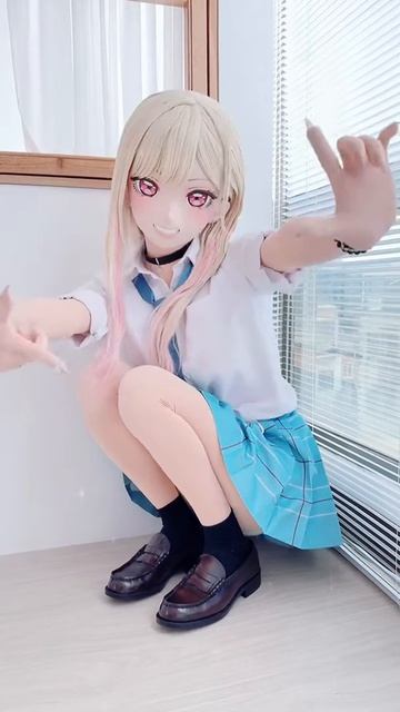 Кигуруми-кукла в школьной форме сидит на подоконнике.)