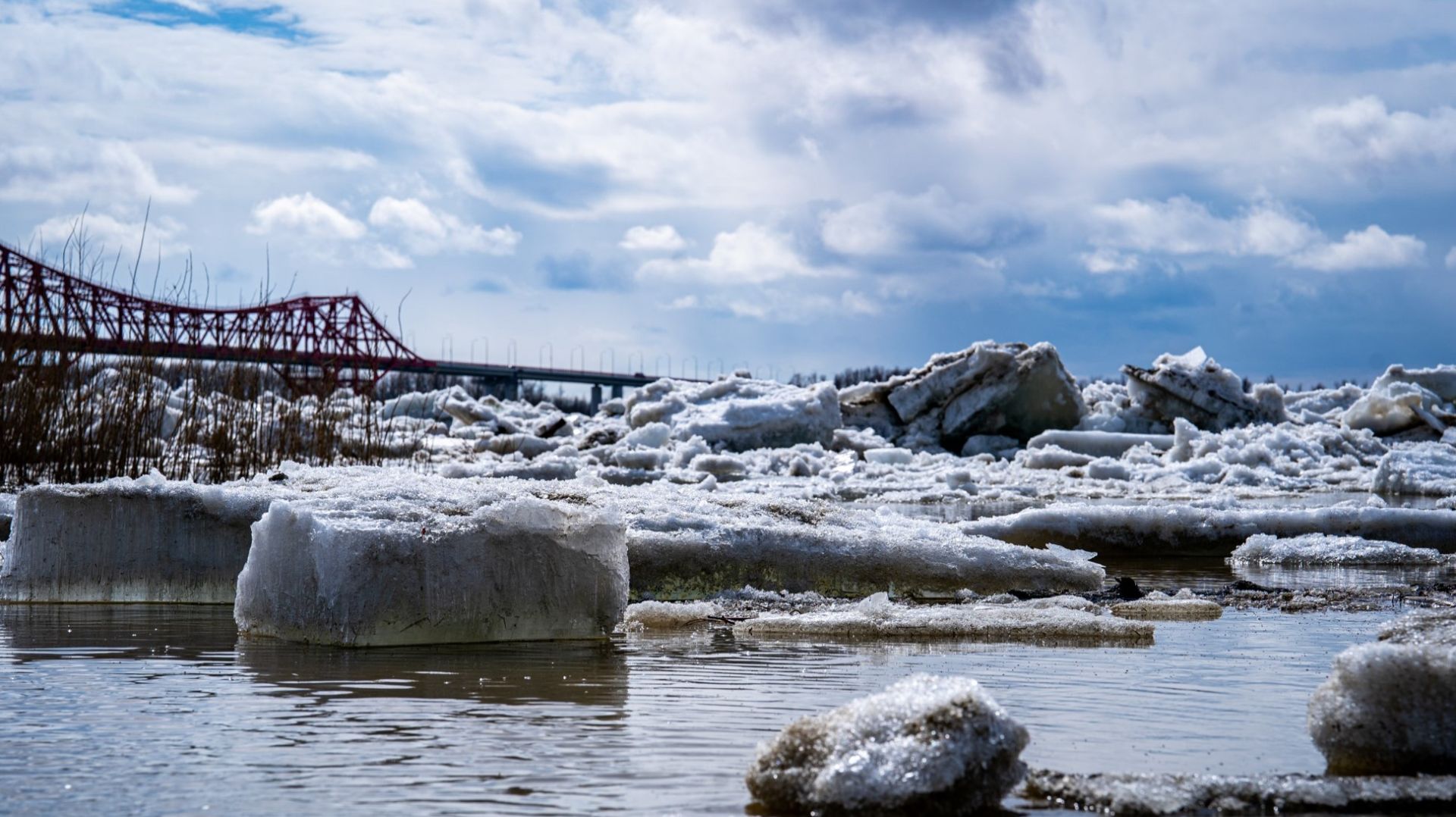 Холодная погода притормозила ледоход в Югре
