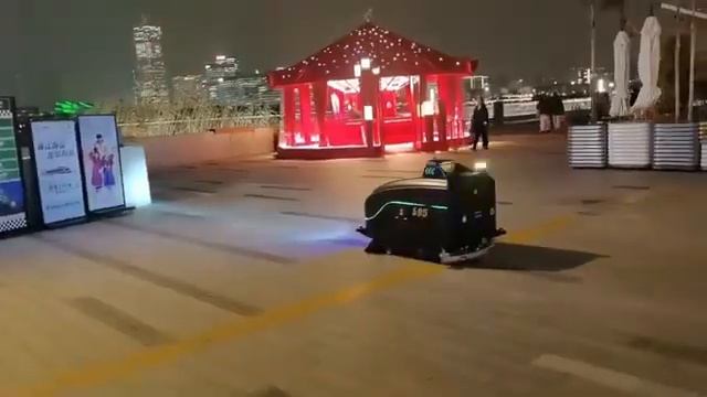 Кибер-уборщик в деле_ KOKOBOTS S95 ночью у ТЦ